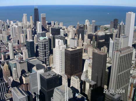 unten rechts sieht man den Schatten vom Sears-Tower mit den 2 Antennen